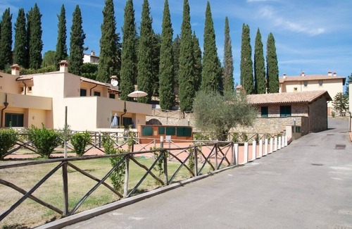 Bucine House | Excellently located ground floor property within a residence with pool
