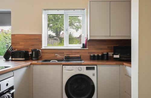 High Hazels Apartment | Exceptional 3 bed house with homely comforts Close to KFC McDonalds ASDA ALDI and city centre