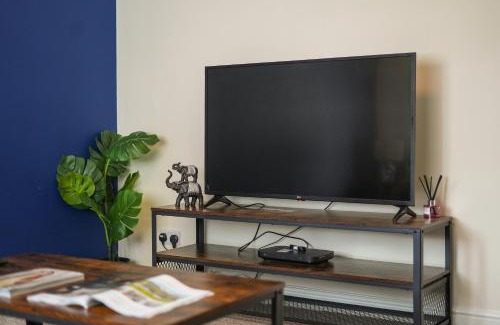 High Hazels Apartment | Exceptional 3 bed house with homely comforts Close to KFC McDonalds ASDA ALDI and city centre