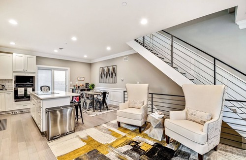 East Passyunk Crossing House | Exceptional Downtown Townhome w/Roofdeck -4Bd/3Bth