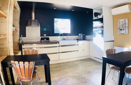 Beaucaire House | Exceptional Retreat: 2 Suites, Fully-Equipped Kitchen, Central Location