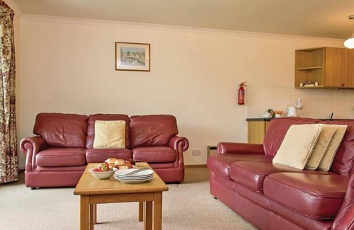 Praze-An-Beeble Apartment | Exceptional Sleep 6 Country Estate Holiday. Free leisure facilities on-site