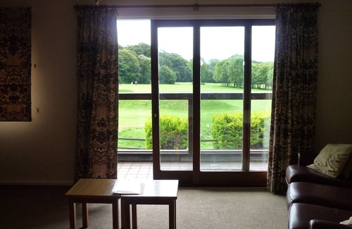 Praze-An-Beeble Apartment | Exceptional Sleep 6 Country Estate Holiday. Free leisure facilities on-site