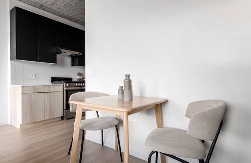 West Loop Apartment | Exceptional West Loop Studio w/Gym & Grills, nr Park, by Blueground