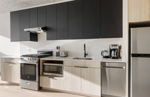 West Loop Apartment | Exceptional West Loop Studio w/Gym & Grills, nr Park, by Blueground
