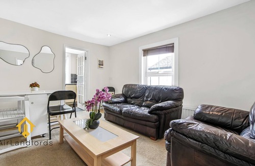 Grove Apartment | Exclusive 3 Bedroom Flat in Kingston Town!