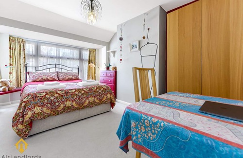 Hobbayne Apartment | Exclusive 3 bedroom House in the Heart of Hanwell!