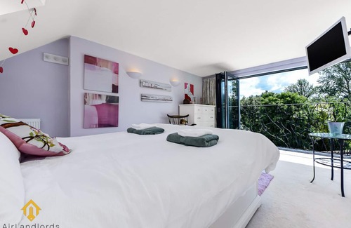 Hobbayne Apartment | Exclusive 3 bedroom House in the Heart of Hanwell!