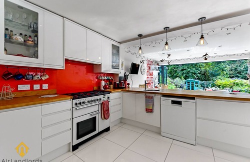 Hobbayne Apartment | Exclusive 3 bedroom House in the Heart of Hanwell!