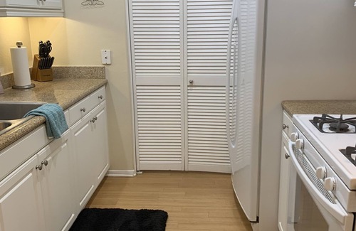 Airport Area Apartment | Exclusive clean and safe top floor 1 bedroom in central Irvine
