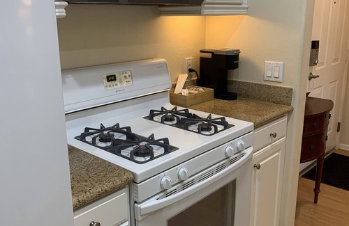 Airport Area Apartment | Exclusive clean and safe top floor 1 bedroom in central Irvine