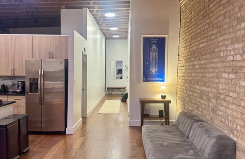 West Loop Apartment | Exclusive Fulton Market Retreat: 3BR Loft + Private Rooftop Lounge