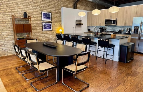 West Loop Apartment | Exclusive Fulton Market Retreat: 3BR Loft + Private Rooftop Lounge