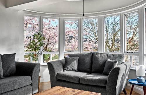 Coleraine Apartment | Exclusive Offers l Last-Minute Summer Stay l Sleeps Up to 6 l Conveniently located near town Centre l restaurants l and local attractions l It offers easy access to the stunning Causeway Coast l Coleraine Hideout l WeStayBelfast