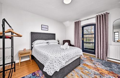 Coleraine Apartment | Exclusive Offers l Last-Minute Summer Stay l Sleeps Up to 6 l Conveniently located near town Centre l restaurants l and local attractions l It offers easy access to the stunning Causeway Coast l Coleraine Hideout l WeStayBelfast