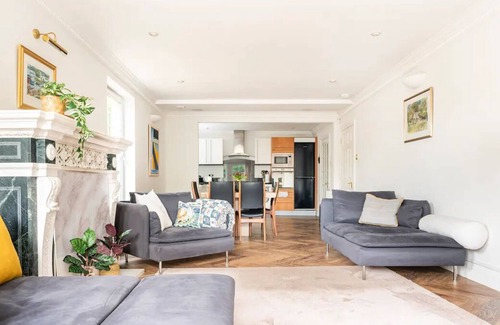 Ellemford Apartment | Exclusive, spacious flat with free and secure parking, close to the centre