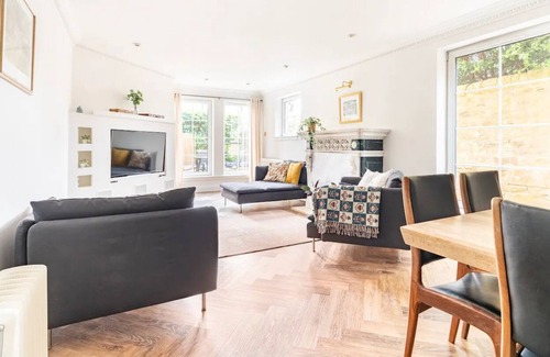 Ellemford Apartment | Exclusive, spacious flat with free and secure parking, close to the centre