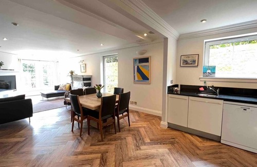 Ellemford Apartment | Exclusive, spacious flat with free and secure parking, close to the centre