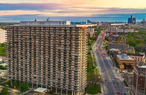 Detroit Apartment | Executive Balcony Suite Downtown Detroit