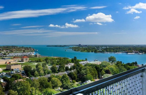 Detroit Apartment | Executive Balcony Suite Downtown Detroit