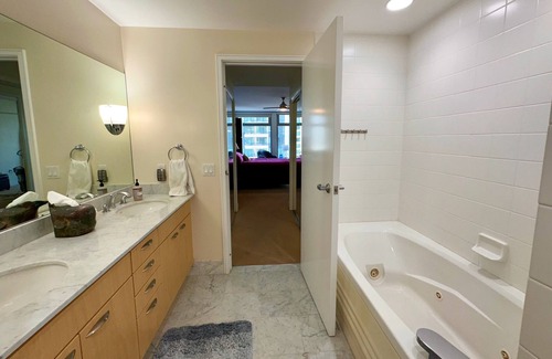 Downtown San Diego Condo | Executive bay view downtown Condo close to Convention Petco Park & Gaslamp