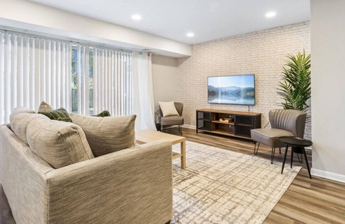 Hampton Apartment | Executive Haven: Stylish and Expansive 1/1 Apartment for Business Travelers