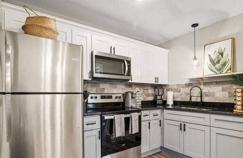Hampton Apartment | Executive Haven: Stylish and Expansive 1/1 Apartment for Business Travelers