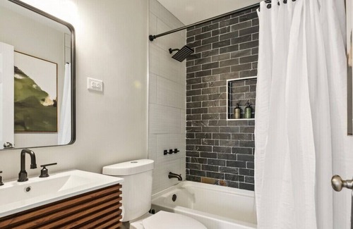 Hampton Apartment | Executive Haven: Stylish and Expansive 1/1 Apartment for Business Travelers