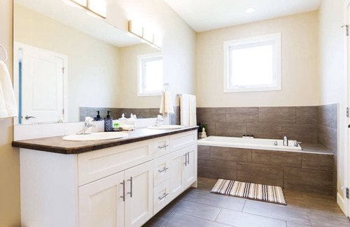 Jasper Place House | ★Executive Home★Garage⚡WiFi & NFLX ★Sanitized✔Long Stays!