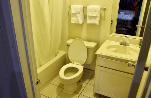 Central Arlington Hotel | Executive Inn of Arlington, Near AT&T Stadium