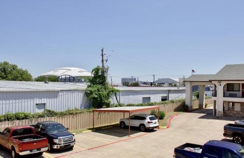 Central Arlington Hotel | Executive Inn of Arlington, Near AT&T Stadium