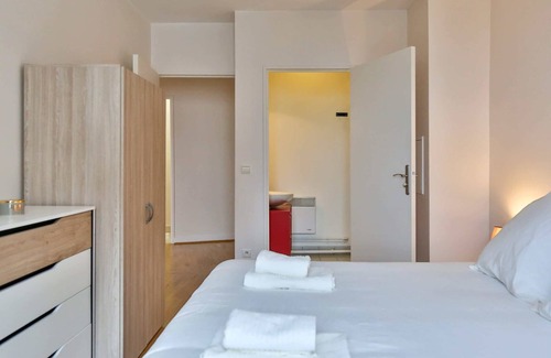 Faubourg de l'Arche Apartment | Executive La Defense Terrace | 3 Bed Apt in Paris