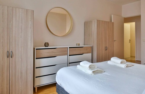 Faubourg de l'Arche Apartment | Executive La Defense Terrace | 3 Bed Apt in Paris