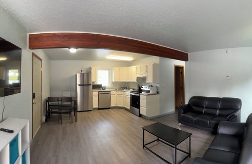 College House | Executive Lakeside Cozy 2-BR Retreat with WiFi - Bliss!