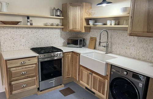 Downtown Apartment | Executive monthly rental. Newly remodeled Victorian gem on West Pearl Street.