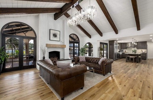Vista House | Executive Retreat, Game court, Sauna, Petting Zoo!