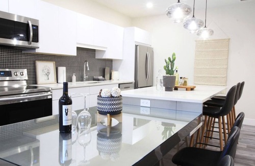 Edmonton Condo | ★Executive Suite★King Bed✔5 min to DT & Whyte Ave!