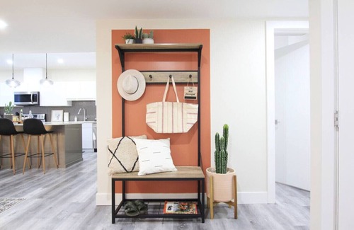 Edmonton Condo | ★Executive Suite★King Bed✔5 min to DT & Whyte Ave!