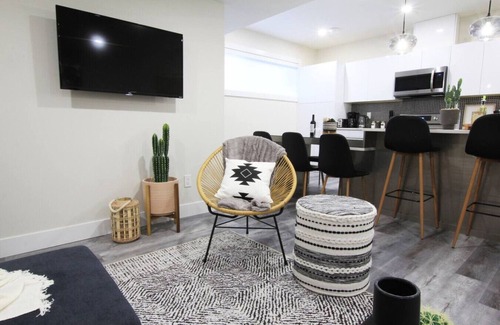 Edmonton Condo | ★Executive Suite★King Bed✔5 min to DT & Whyte Ave!