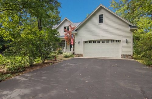 Williamsburg House | Executive Waterfront Home in Elk Rapids on Lake Michigan