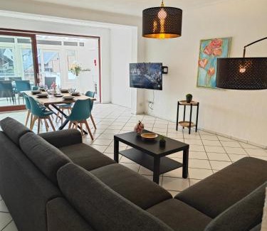 Geilenkirchen Apartment | Exklusives Apartment in Geilenkirchen für 6 Personen mit Dachterasse und Wintergarten