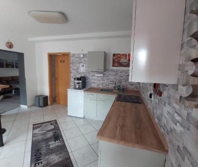 Elxleben Apartment | Exklusives Appartement 5 km von Erfurt, mit Kaffeevollautomat, TV, WLAN, Boxspringbett, Schlafsofa und Einkaufsmöglichkeiten, sehr gute Anbindung zur A71 und A4, kostenloser öff Parkplatz für PKW und Transporter
