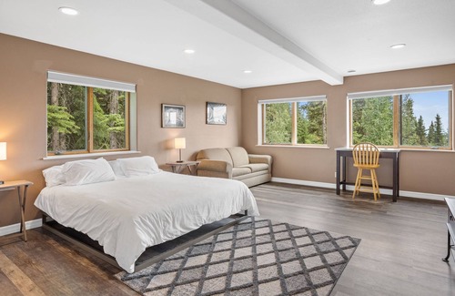 Fairbanks House | 🏔 Expansive Aurora/Mountain View Home: Private with AttachedTwo-bed Apartment