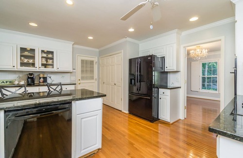 Cumberland House | Expansive ranch on private wooded lot! E Cobb