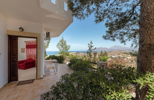 Kamilari Villa | Experience the Cretan hospitality, at a calm place with a breathtaking view!
