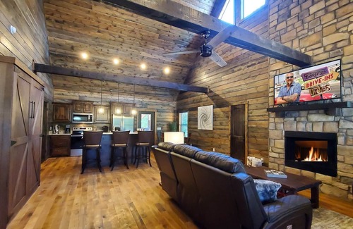Broken Bow Cabin | Experience luxury, excitement, and romance in this cabin with a hot tub. ππ₯