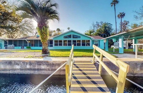Homosassa House | Experience Manatee Magic: Your Cozy Retreat Awaits!