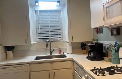 Galveston House | Experience Midtown charm near Galveston Seawall
