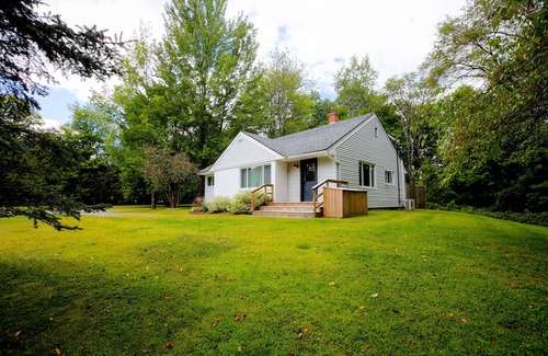 Stowe Area House | Experience Stowe charm, just a quick 12-min drive to ski slopes