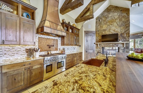 Forest Hills House | Experience stunning views at The Great Escape, with a private hot tub!